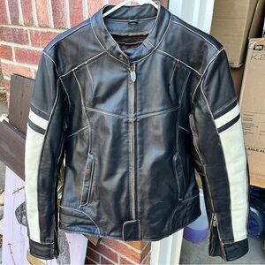 Women's Dame Vintage Motorcycle
Quality, medium weight leather